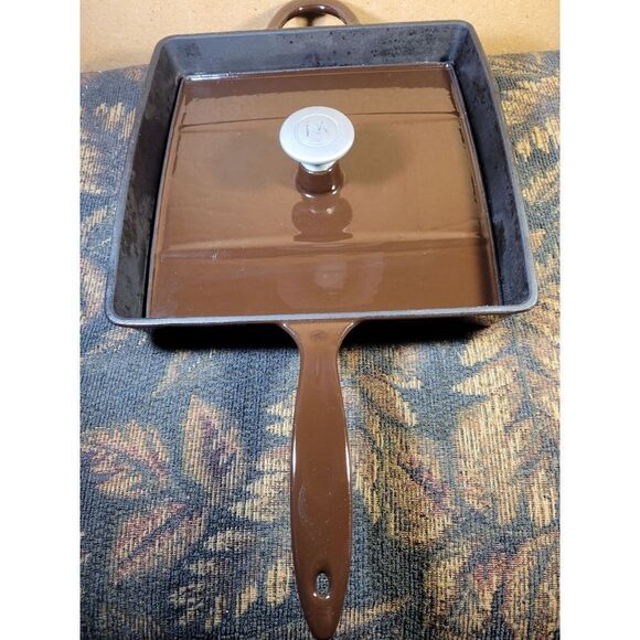 Willow House Southern Living Brown Cast Iron Pan with Press - Picture 1 of 7